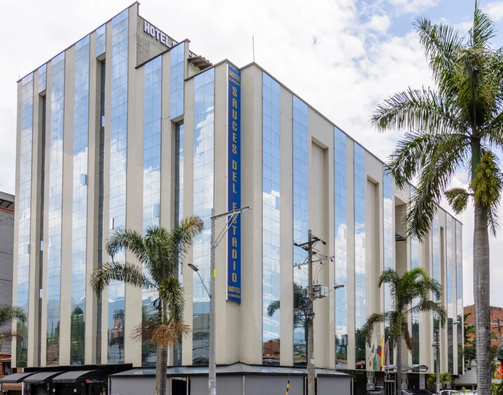 hotel para equipos deportivos en Medellín- Fachada del Hotel Sauces del Estadio en Medellín, alojamiento ideal para delegaciones deportivas y equipos de alta competencia.