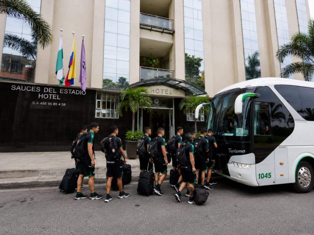 delegacion deportiva bajando del bus y entrando al hotel sauces del estadio